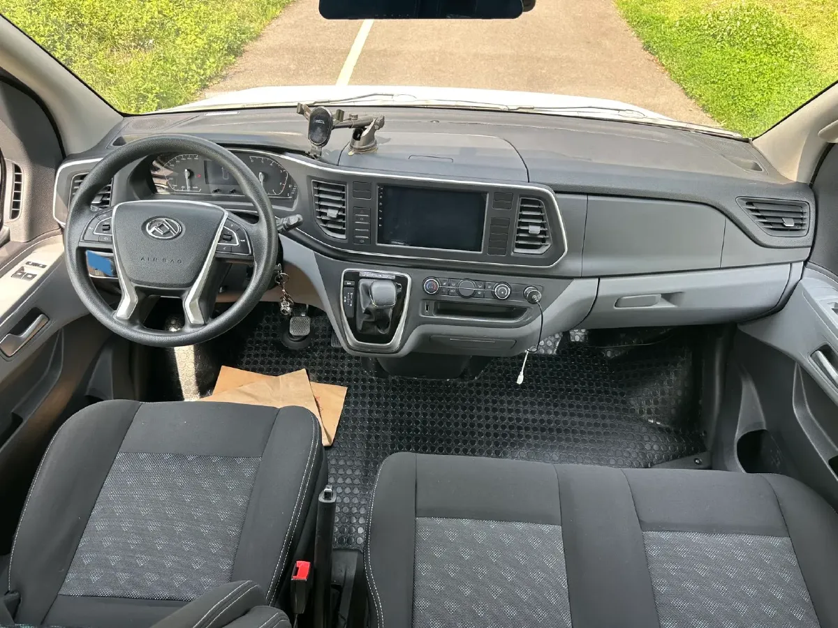 2023 MAXUS XinTu V80 2.0T 127HP L4 6MT,autocango,china used car exporter,china ev exporter,chinese used car exporter,chinese used ev exporter