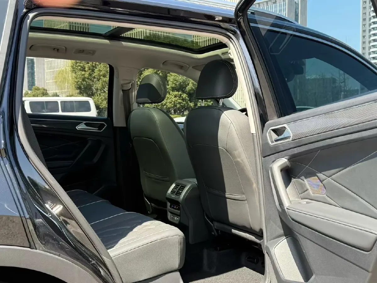 2023 Volkswagen Tiguan L 2.0T 186HP L4 7DCT,autocango,china used car exporter,china ev exporter,chinese used car exporter,chinese used ev exporter