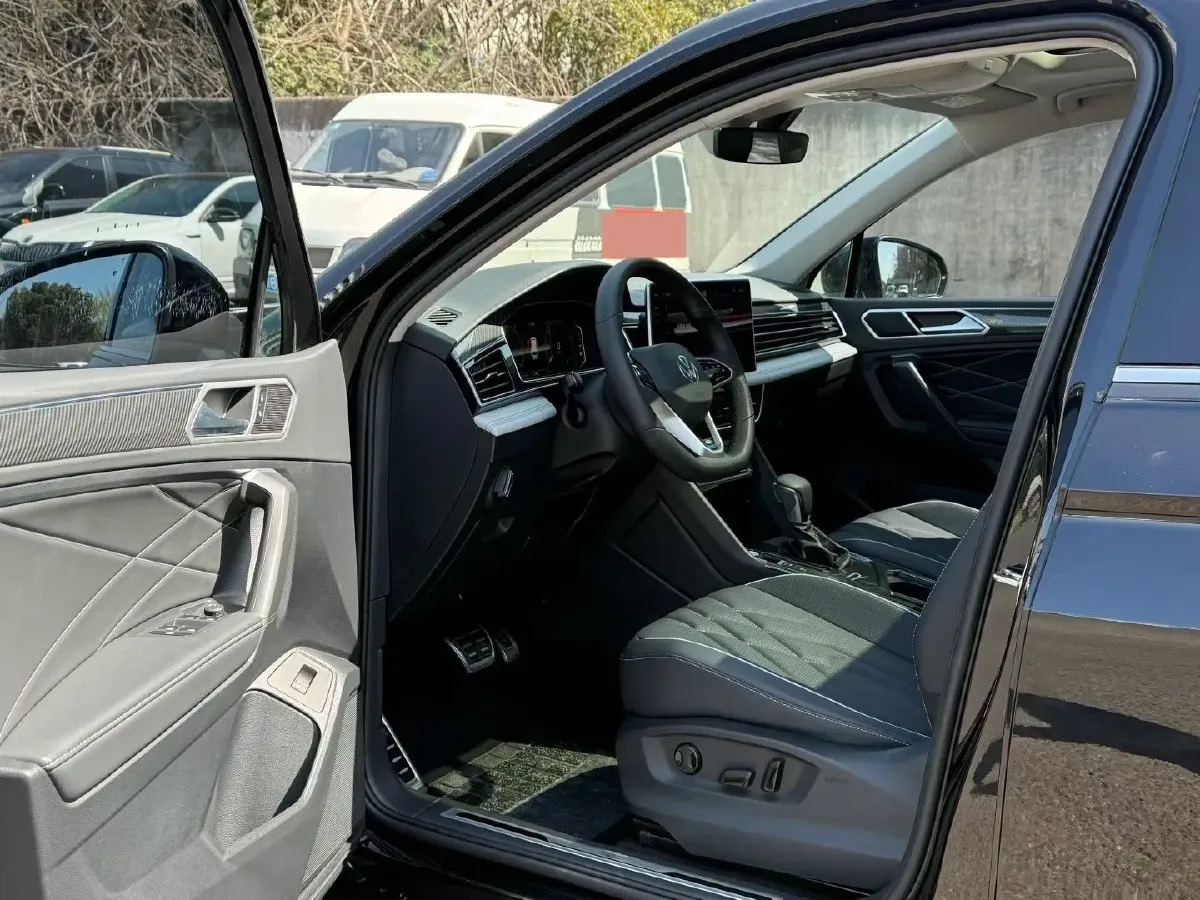 2023 Volkswagen Tiguan L 2.0T 186HP L4 7DCT,autocango,china used car exporter,china ev exporter,chinese used car exporter,chinese used ev exporter