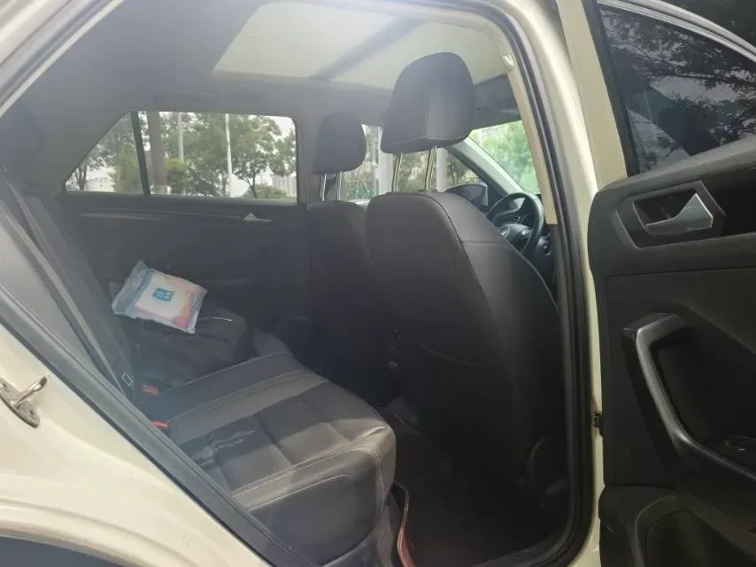 2022 Volkswagen T-Roc 1.4T 150HP L4 7DCT,autocango,china used car exporter,china ev exporter,chinese used car exporter,chinese used ev exporter