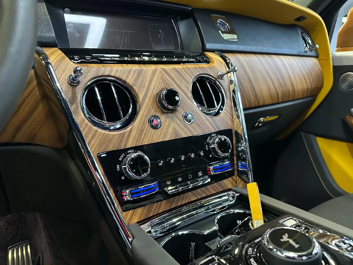 2018 Rolls-Royce Cullinan 6.7T 571HP V12 8AT,autocango,china used car exporter,china ev exporter,chinese used car exporter,chinese used ev exporter