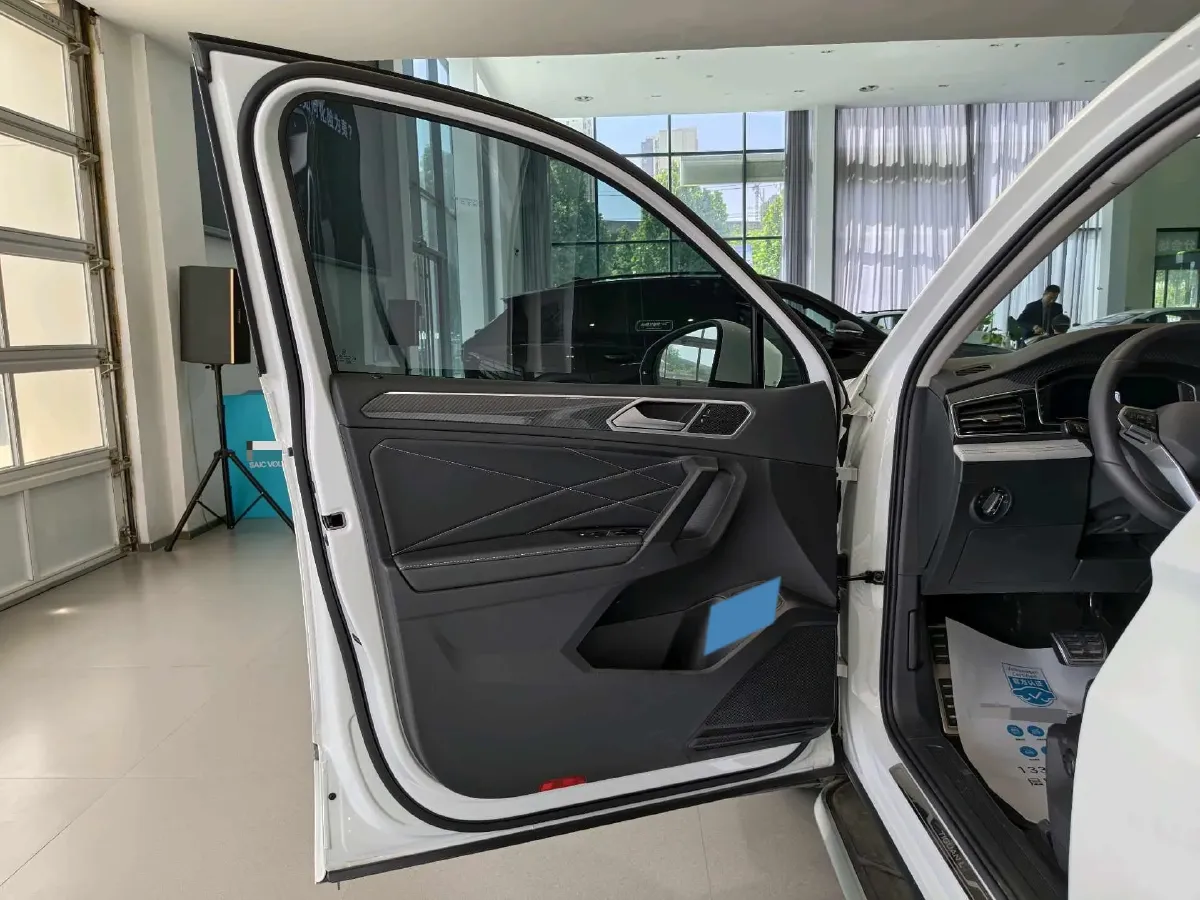 2024 Volkswagen Tiguan L 2.0T 186HP L4 7DCT,autocango,china used car exporter,china ev exporter,chinese used car exporter,chinese used ev exporter