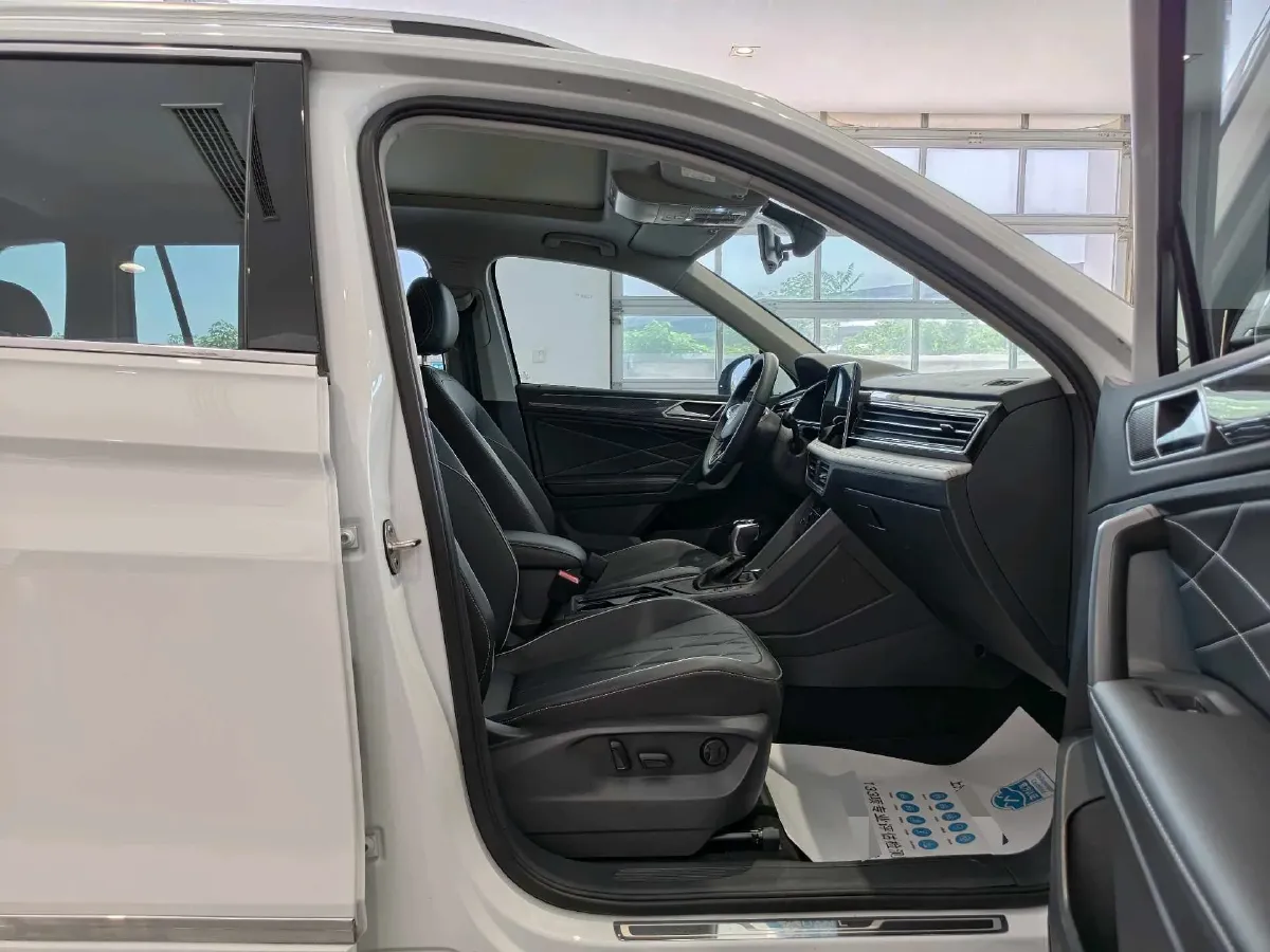 2024 Volkswagen Tiguan L 2.0T 186HP L4 7DCT,autocango,china used car exporter,china ev exporter,chinese used car exporter,chinese used ev exporter