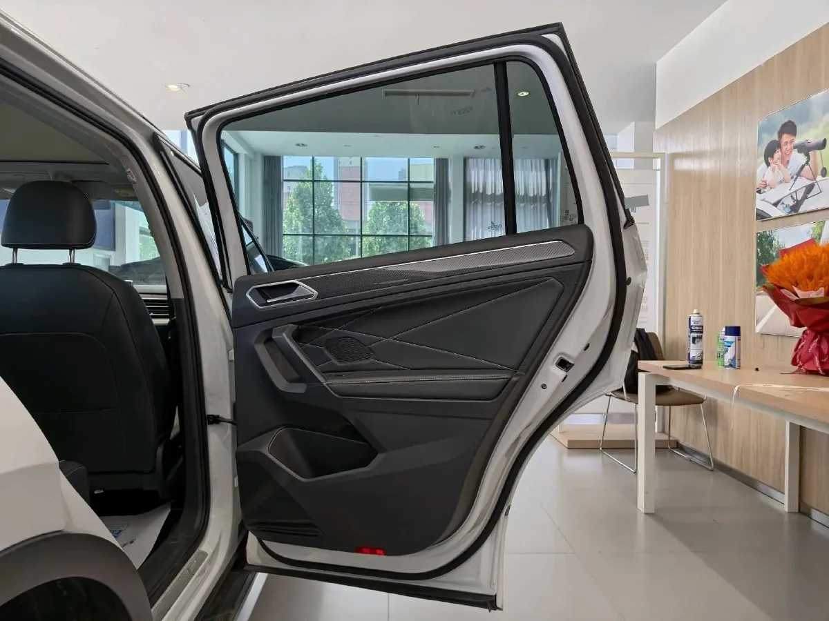 2024 Volkswagen Tiguan L 2.0T 186HP L4 7DCT,autocango,china used car exporter,china ev exporter,chinese used car exporter,chinese used ev exporter