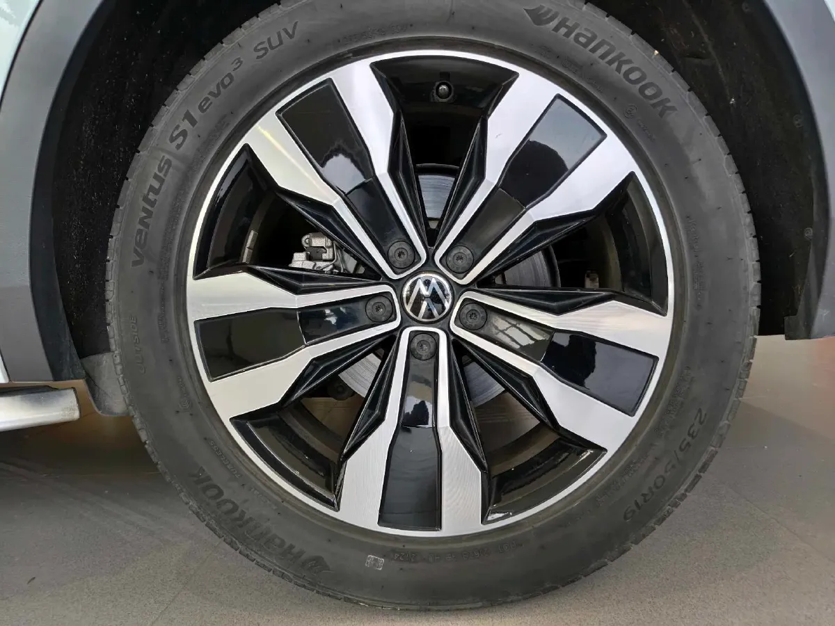 2024 Volkswagen Tiguan L 2.0T 186HP L4 7DCT,autocango,china used car exporter,china ev exporter,chinese used car exporter,chinese used ev exporter