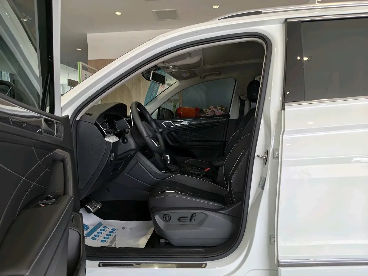 2024 Volkswagen Tiguan L 2.0T 186HP L4 7DCT,autocango,china used car exporter,china ev exporter,chinese used car exporter,chinese used ev exporter