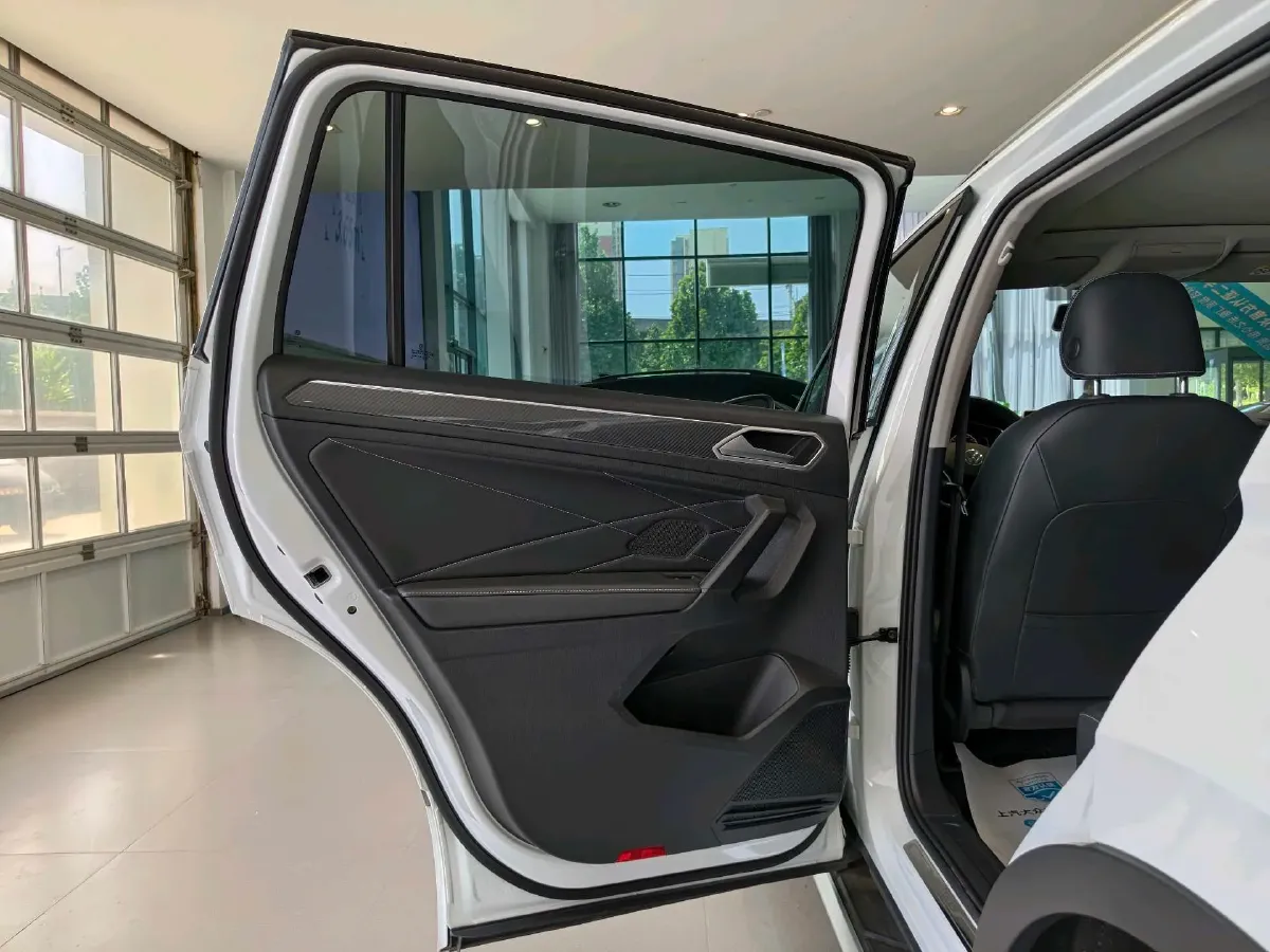 2024 Volkswagen Tiguan L 2.0T 186HP L4 7DCT,autocango,china used car exporter,china ev exporter,chinese used car exporter,chinese used ev exporter