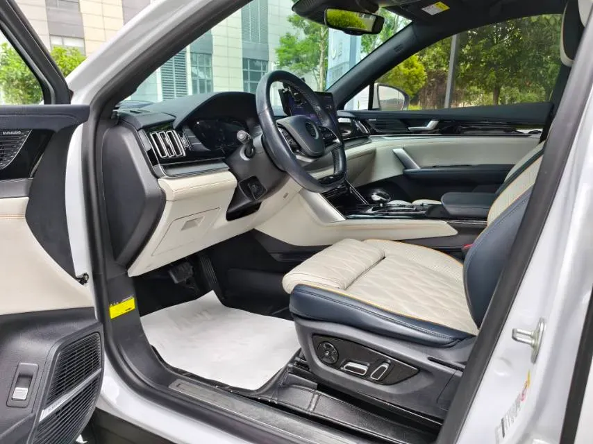 2022 Jeep Grand Commander 2.0T 265HP L4 9AT,autocango,china used car exporter,china ev exporter,chinese used car exporter,chinese used ev exporter