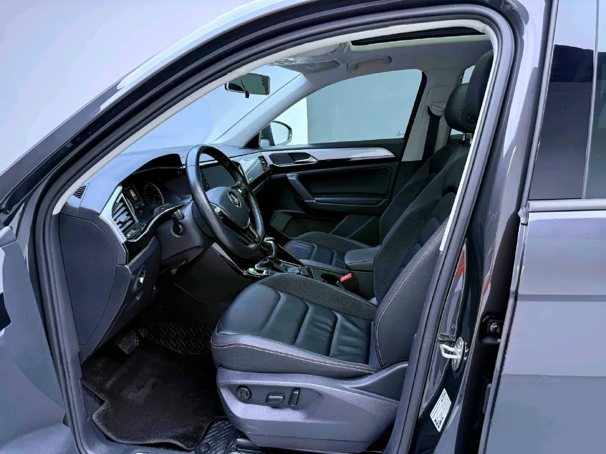 2019 Jeep Cherokee 2.0T 234HP L4 9AT,autocango,china used car exporter,china ev exporter,chinese used car exporter,chinese used ev exporter