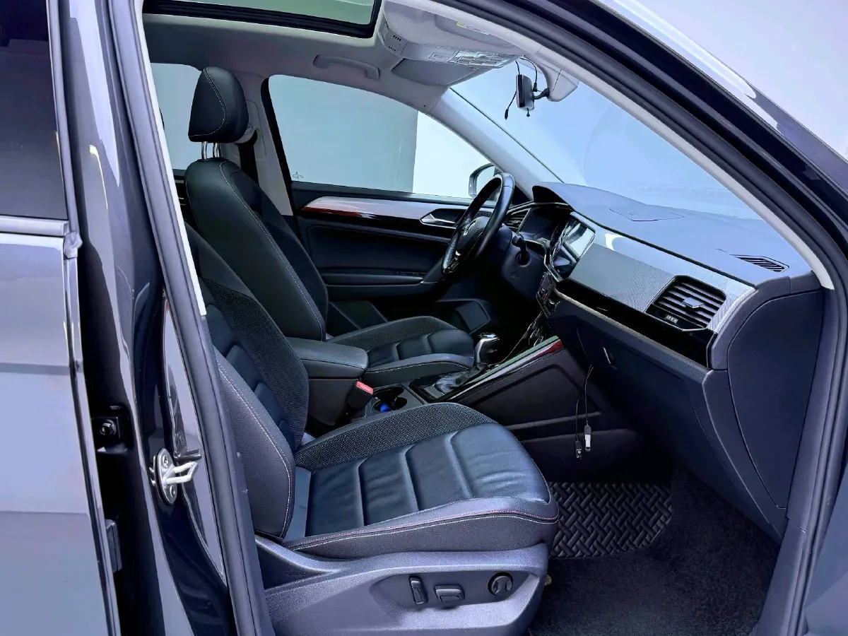 2019 Jeep Cherokee 2.0T 234HP L4 9AT,autocango,china used car exporter,china ev exporter,chinese used car exporter,chinese used ev exporter