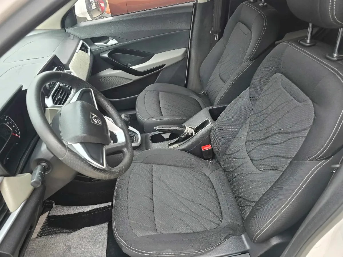 2019 BaoJun 730 1.5L 105HP L4 6MT,autocango,china used car exporter,china ev exporter,chinese used car exporter,chinese used ev exporter