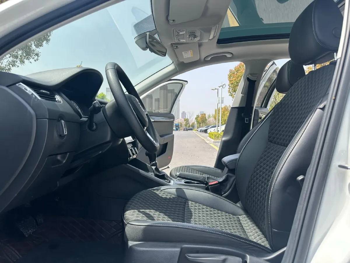 2019 Skoda Octavia 1.4T 150HP L4 7DCT,autocango,china used car exporter,china ev exporter,chinese used car exporter,chinese used ev exporter