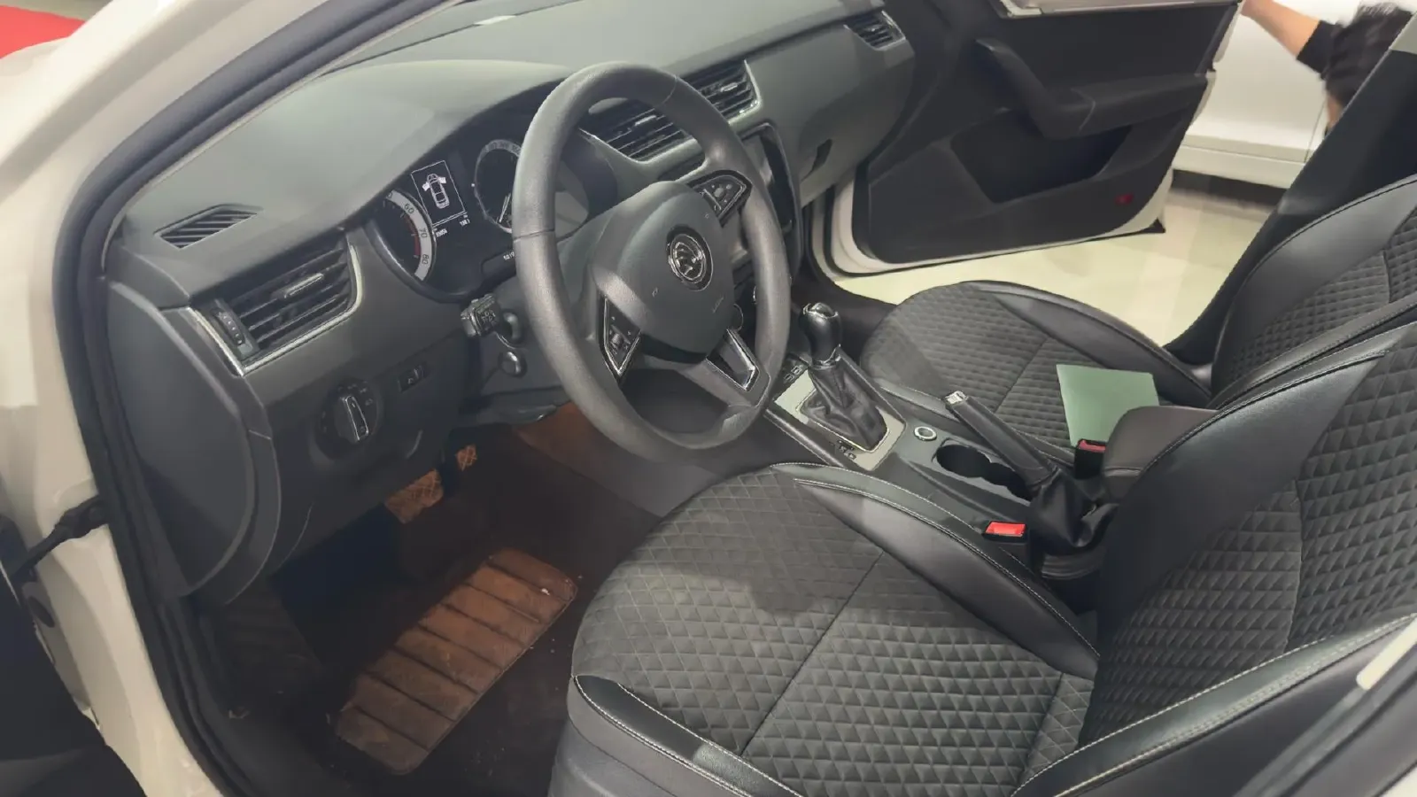 2020 Skoda Octavia 1.5L 113HP L4 6AT,autocango,china used car exporter,china ev exporter,chinese used car exporter,chinese used ev exporter