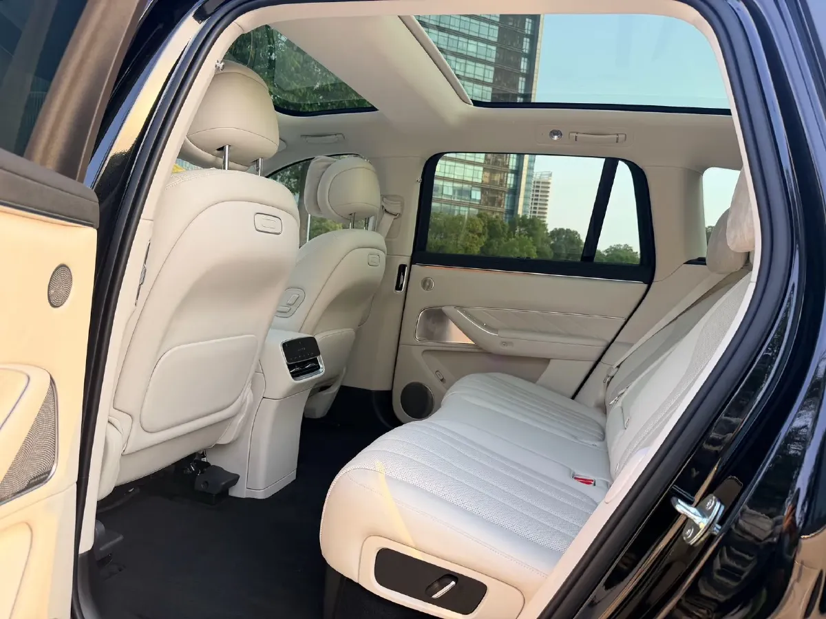 2025 AITO AITO M8 REEV 160HP REEV 53.4KWH,autocango,china used car exporter,china ev exporter,chinese used car exporter,chinese used ev exporter