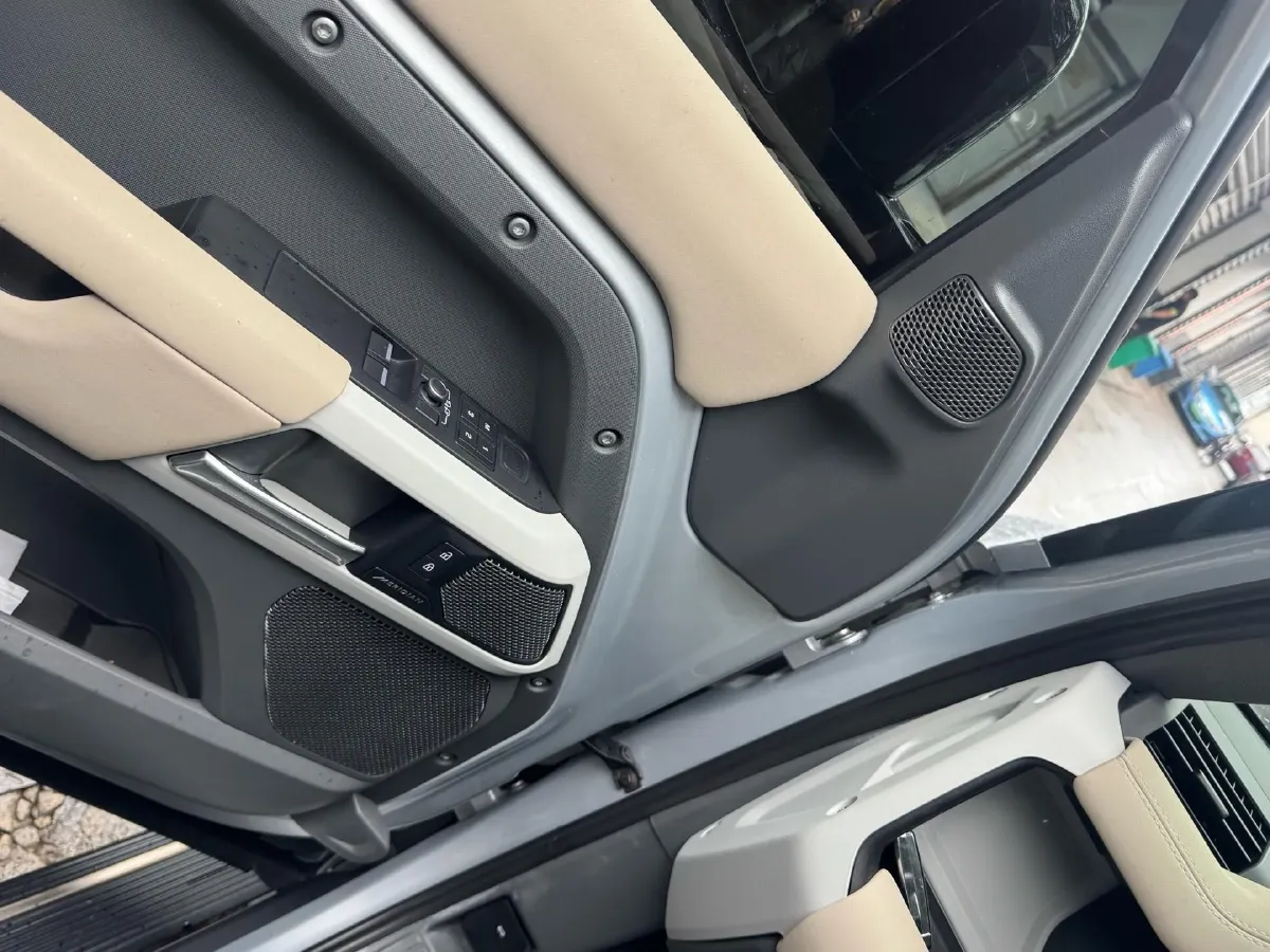 2022 Land Rover Defender 3.0T 400HP L6 8AT,autocango,china used car exporter,china ev exporter,chinese used car exporter,chinese used ev exporter