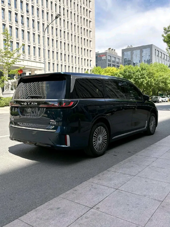 2025 Voyah Dream 1.5T 150HP L4 PHEV 41.7KWH,autocango,china used car exporter,china ev exporter,chinese used car exporter,chinese used ev exporter