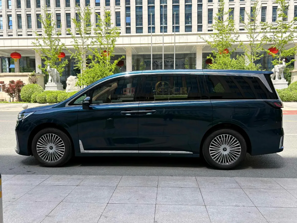 2025 Voyah Dream 1.5T 150HP L4 PHEV 41.7KWH,autocango,china used car exporter,china ev exporter,chinese used car exporter,chinese used ev exporter