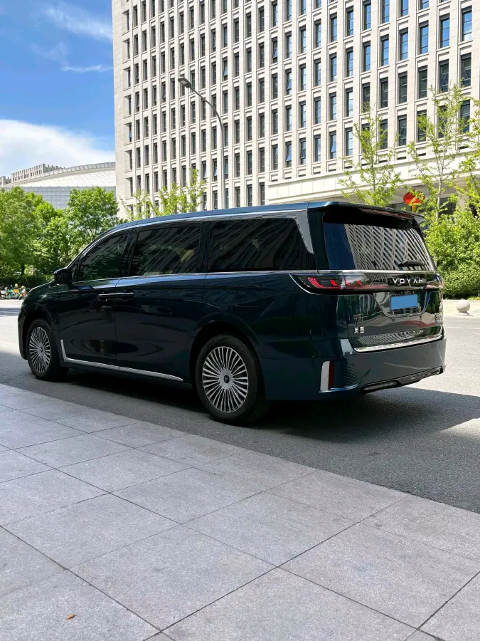 2025 Voyah Dream 1.5T 150HP L4 PHEV 41.7KWH,autocango,china used car exporter,china ev exporter,chinese used car exporter,chinese used ev exporter