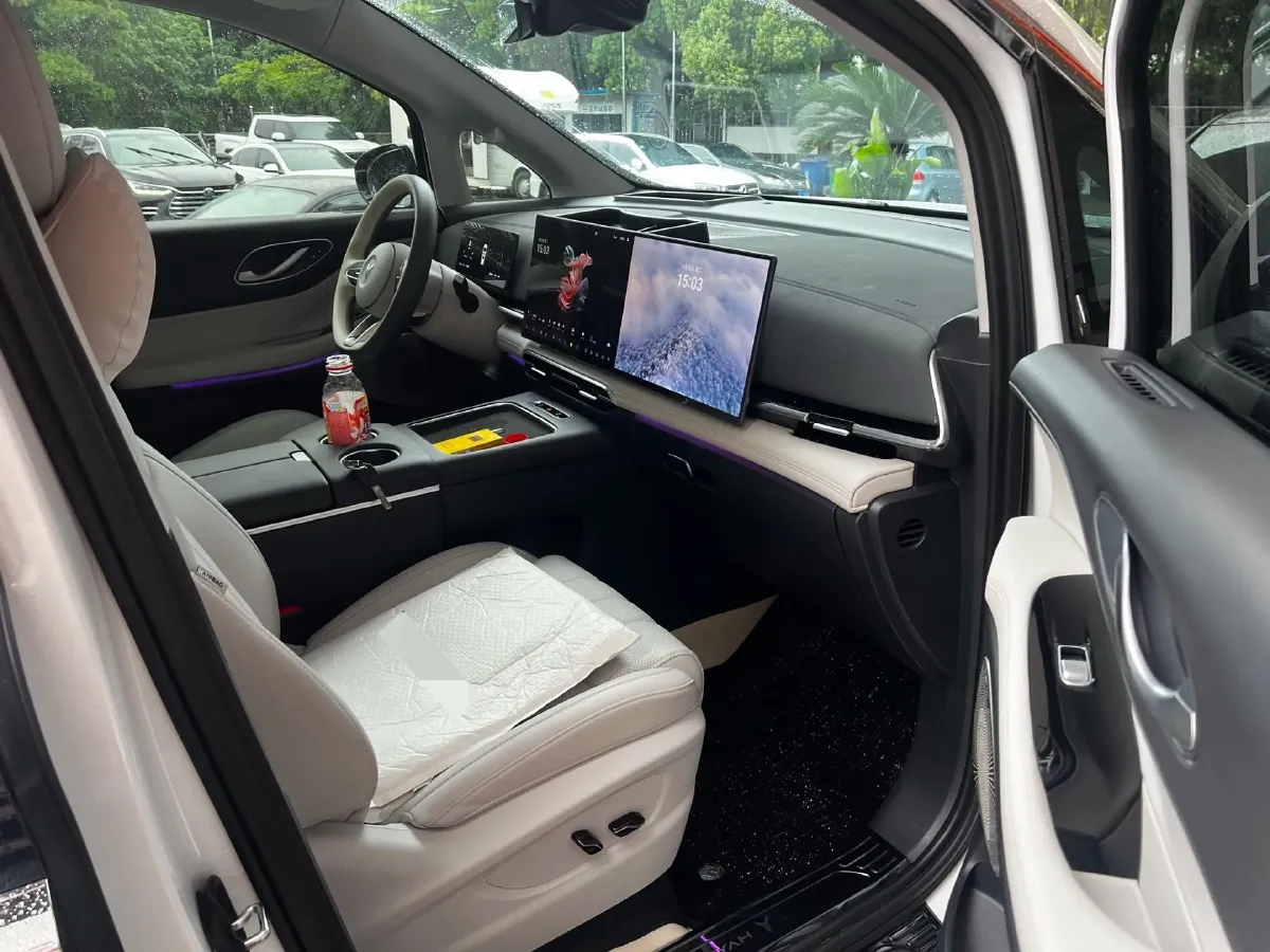 2025 Voyah Dream 1.5T 150HP L4 PHEV 41.7KWH,autocango,china used car exporter,china ev exporter,chinese used car exporter,chinese used ev exporter