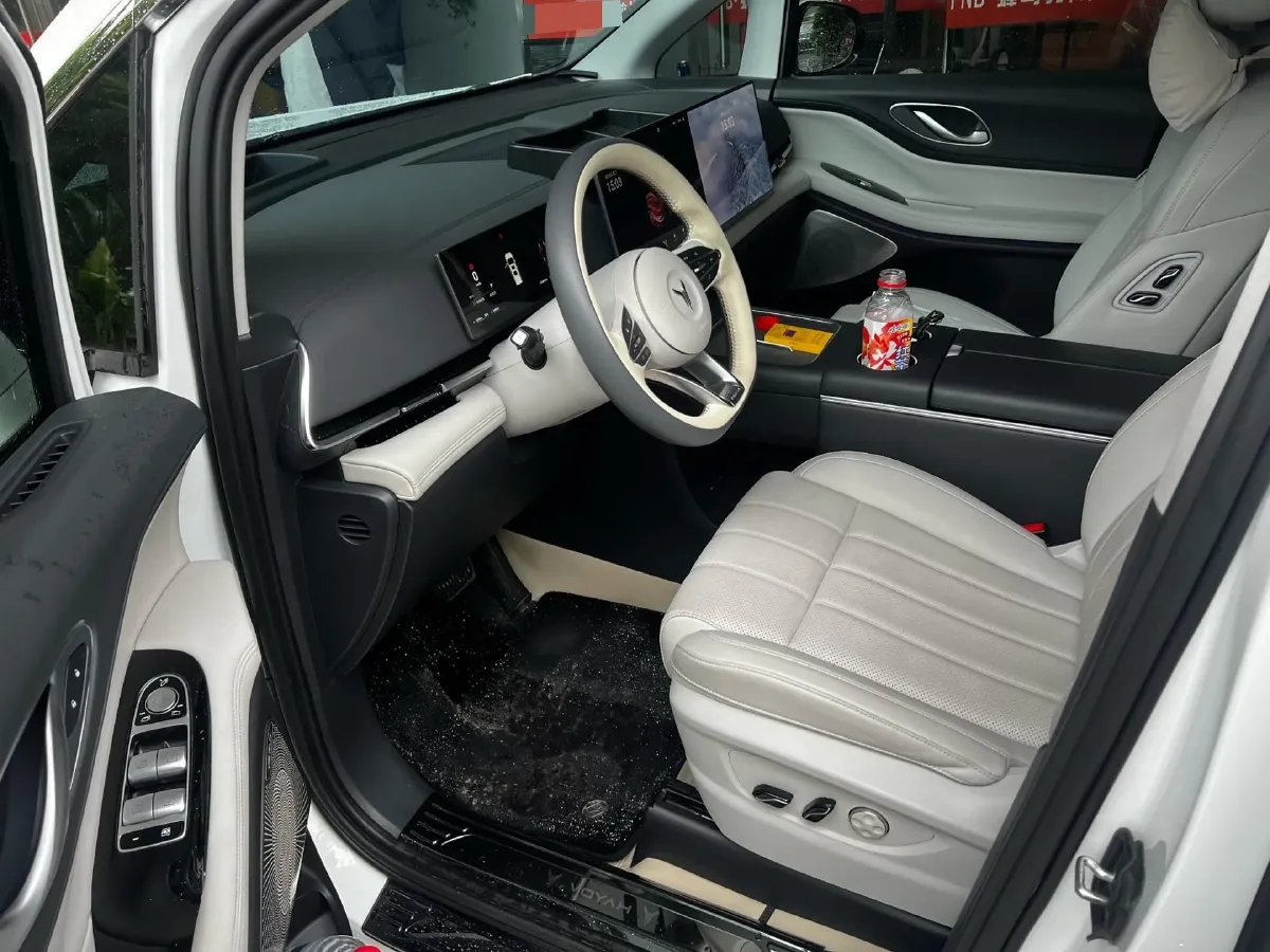 2025 Voyah Dream 1.5T 150HP L4 PHEV 41.7KWH,autocango,china used car exporter,china ev exporter,chinese used car exporter,chinese used ev exporter