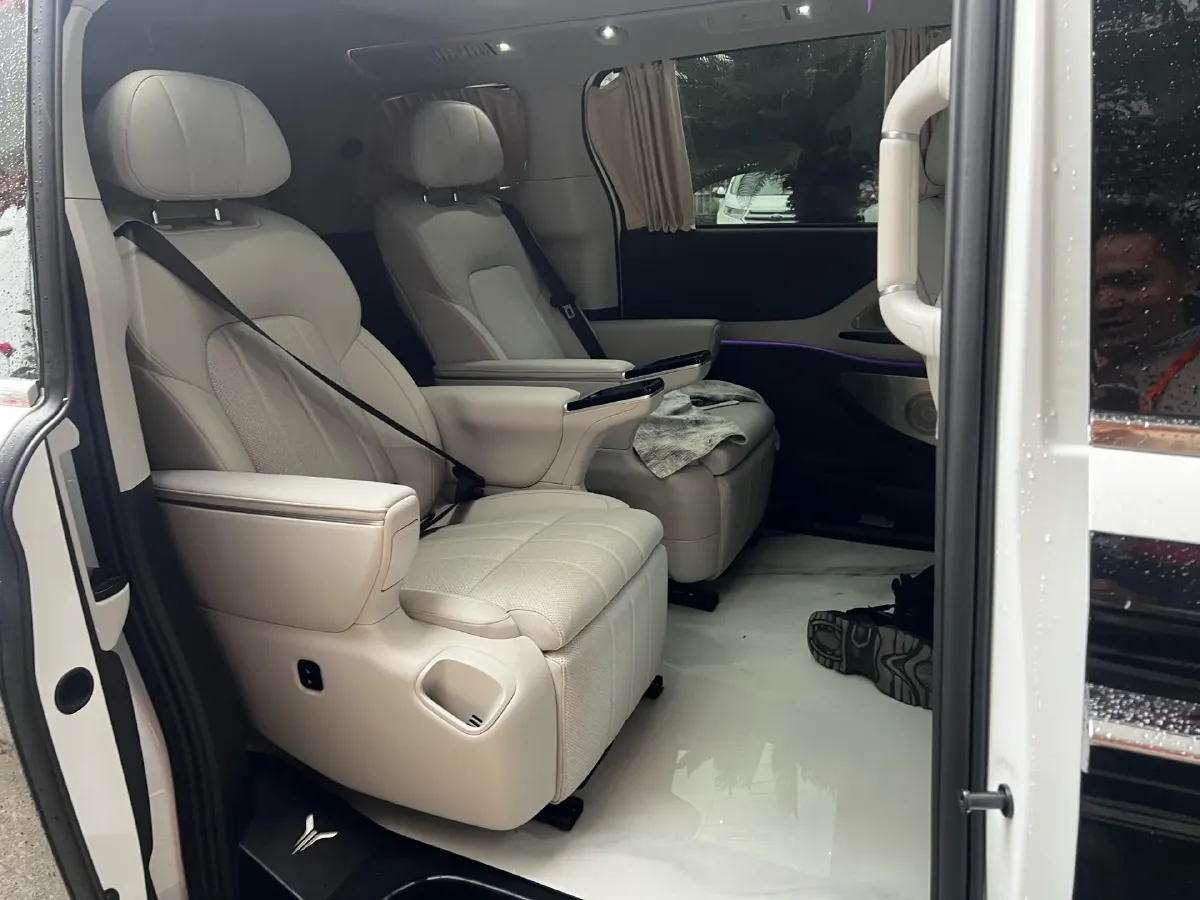 2025 Voyah Dream 1.5T 150HP L4 PHEV 41.7KWH,autocango,china used car exporter,china ev exporter,chinese used car exporter,chinese used ev exporter