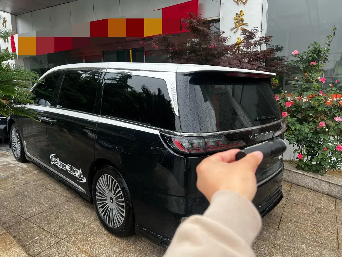 2025 Voyah Dream 1.5T 150HP L4 PHEV 41.7KWH,autocango,china used car exporter,china ev exporter,chinese used car exporter,chinese used ev exporter