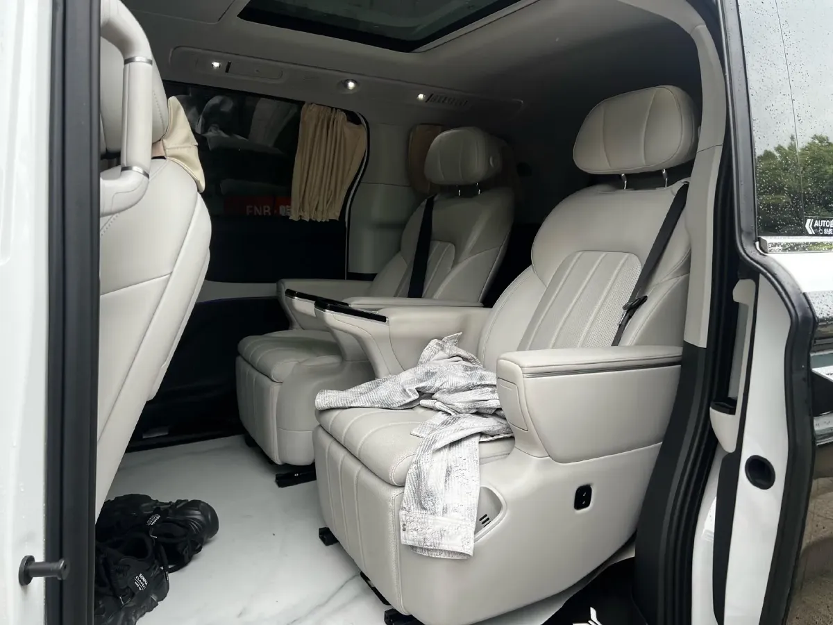 2025 Voyah Dream 1.5T 150HP L4 PHEV 41.7KWH,autocango,china used car exporter,china ev exporter,chinese used car exporter,chinese used ev exporter