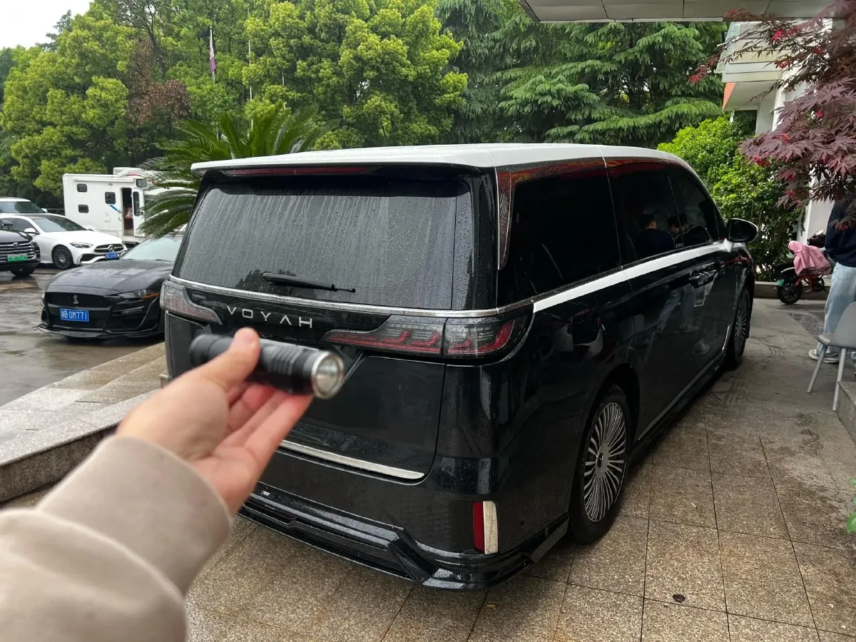 2025 Voyah Dream 1.5T 150HP L4 PHEV 41.7KWH,autocango,china used car exporter,china ev exporter,chinese used car exporter,chinese used ev exporter