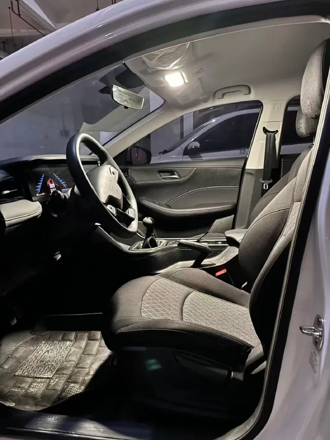 2023 Roewe i5 1.5L 129HP L4 5MT,autocango,china used car exporter,china ev exporter,chinese used car exporter,chinese used ev exporter