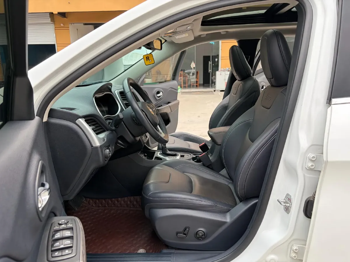 2020 Jeep Cherokee 2.0L 148HP L4 9AT,autocango,china used car exporter,china ev exporter,chinese used car exporter,chinese used ev exporter