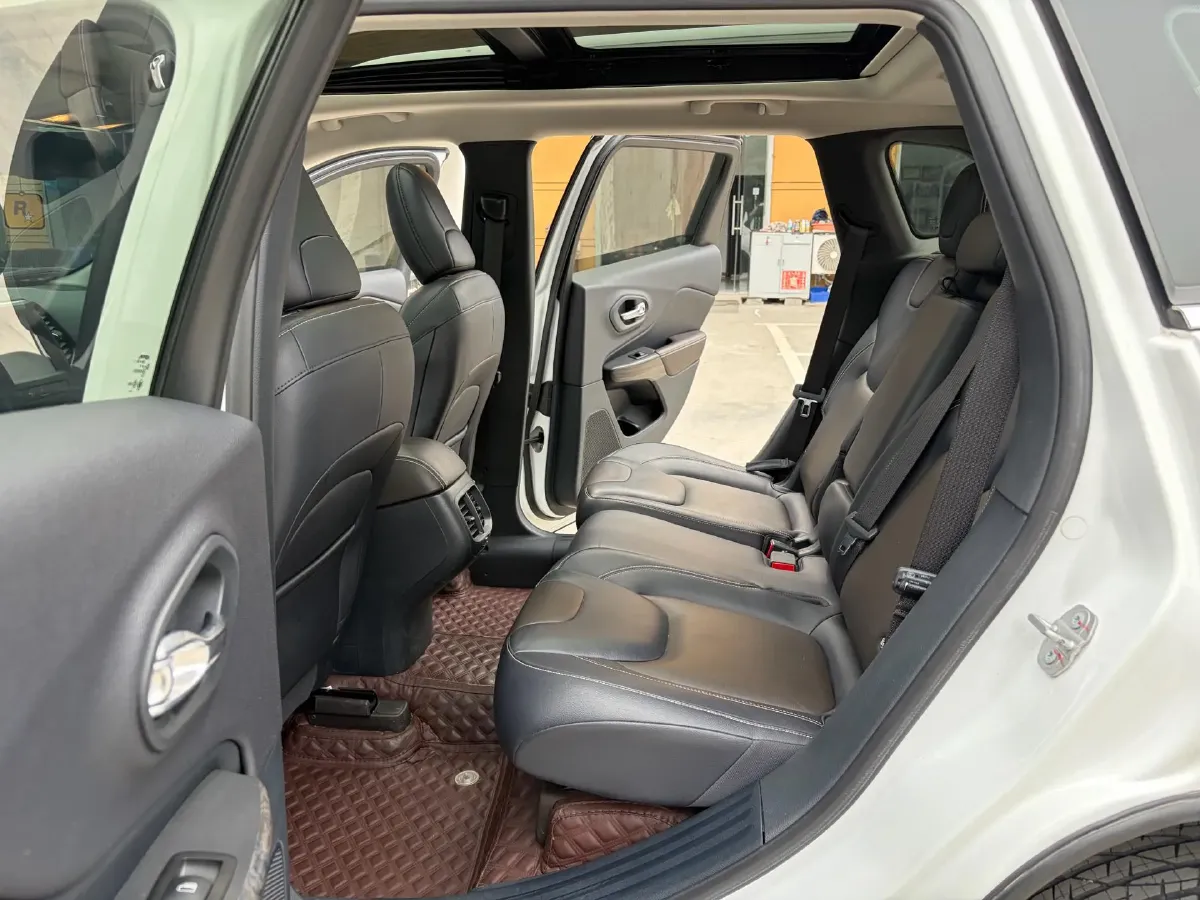 2020 Jeep Cherokee 2.0L 148HP L4 9AT,autocango,china used car exporter,china ev exporter,chinese used car exporter,chinese used ev exporter