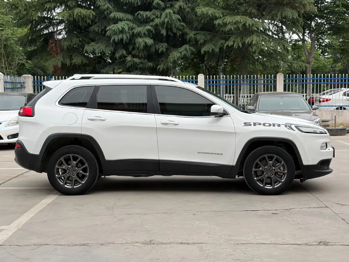 2020 Jeep Cherokee 2.0L 148HP L4 9AT,autocango,china used car exporter,china ev exporter,chinese used car exporter,chinese used ev exporter