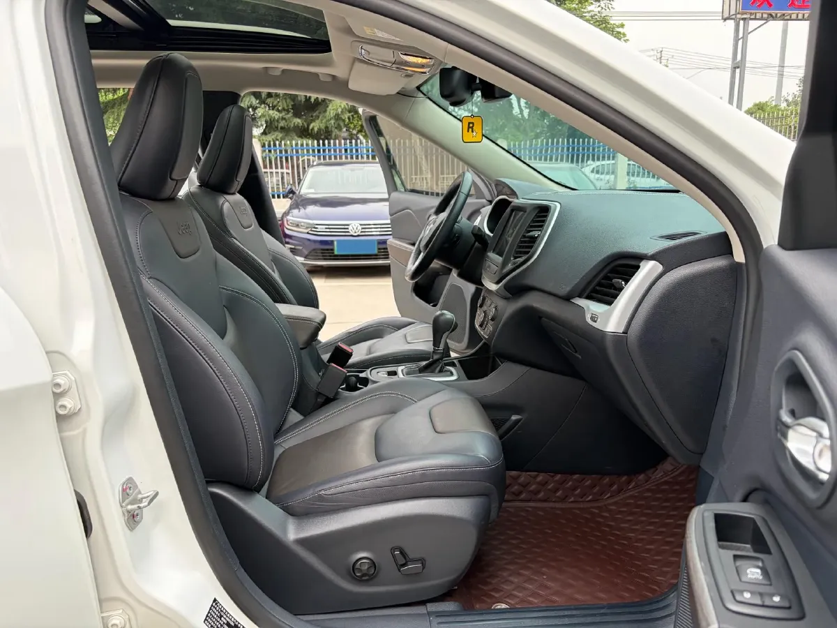 2020 Jeep Cherokee 2.0L 148HP L4 9AT,autocango,china used car exporter,china ev exporter,chinese used car exporter,chinese used ev exporter