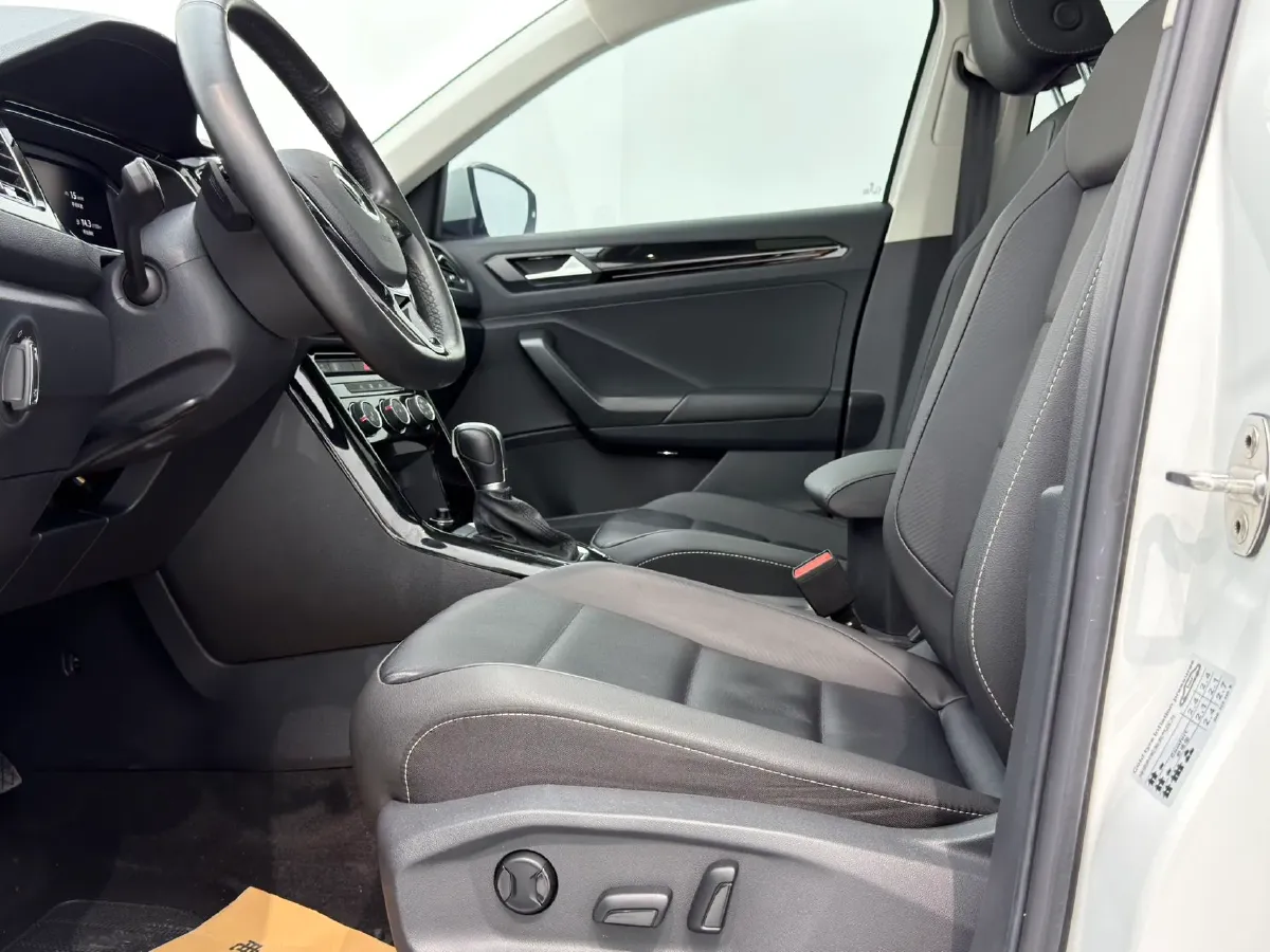 2022 Volkswagen T-Roc 1.4T 150HP L4 7DCT,autocango,china used car exporter,china ev exporter,chinese used car exporter,chinese used ev exporter