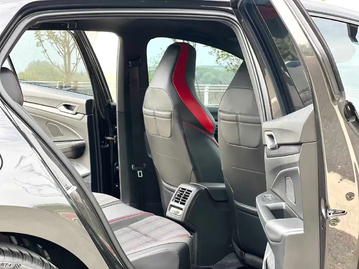 2023 Volkswagen GolfGTI 2.0T 220HP L4 7DCT,autocango,china used car exporter,china ev exporter,chinese used car exporter,chinese used ev exporter