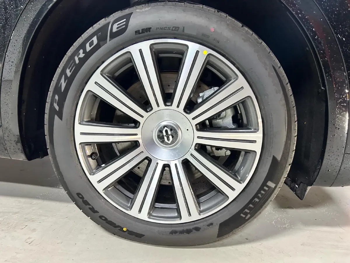 2025 AITO AITO M8 REEV 160HP REEV 53.4KWH,autocango,china used car exporter,china ev exporter,chinese used car exporter,chinese used ev exporter