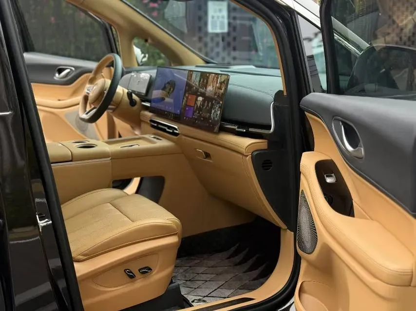 2025 Voyah Dream 1.5T 150HP L4 PHEV 41.7KWH,autocango,china used car exporter,china ev exporter,chinese used car exporter,chinese used ev exporter