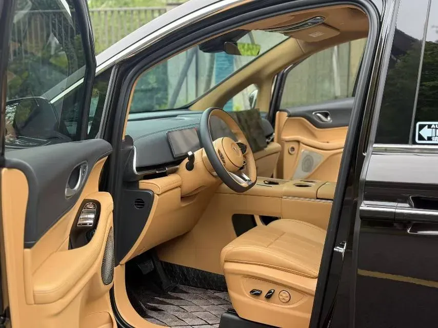 2025 Voyah Dream 1.5T 150HP L4 PHEV 41.7KWH,autocango,china used car exporter,china ev exporter,chinese used car exporter,chinese used ev exporter