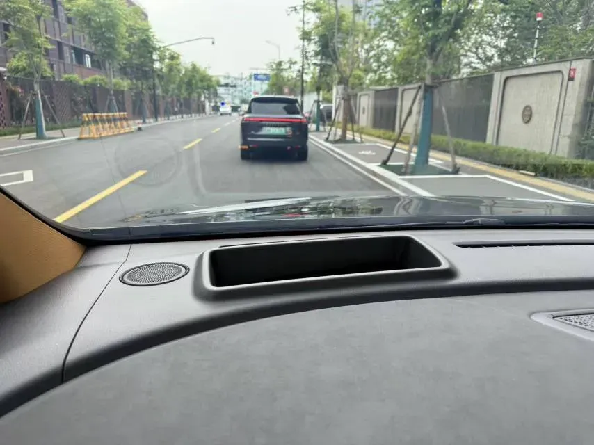 2025 Voyah Dream 1.5T 150HP L4 PHEV 41.7KWH,autocango,china used car exporter,china ev exporter,chinese used car exporter,chinese used ev exporter