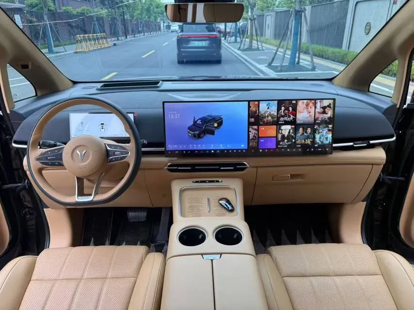 2025 Voyah Dream 1.5T 150HP L4 PHEV 41.7KWH,autocango,china used car exporter,china ev exporter,chinese used car exporter,chinese used ev exporter