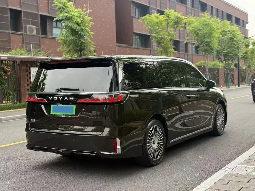 2025 Voyah Dream 1.5T 150HP L4 PHEV 41.7KWH,autocango,china used car exporter,china ev exporter,chinese used car exporter,chinese used ev exporter