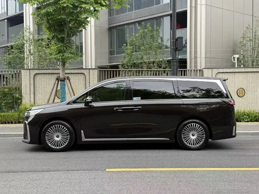 2025 Voyah Dream 1.5T 150HP L4 PHEV 41.7KWH,autocango,china used car exporter,china ev exporter,chinese used car exporter,chinese used ev exporter