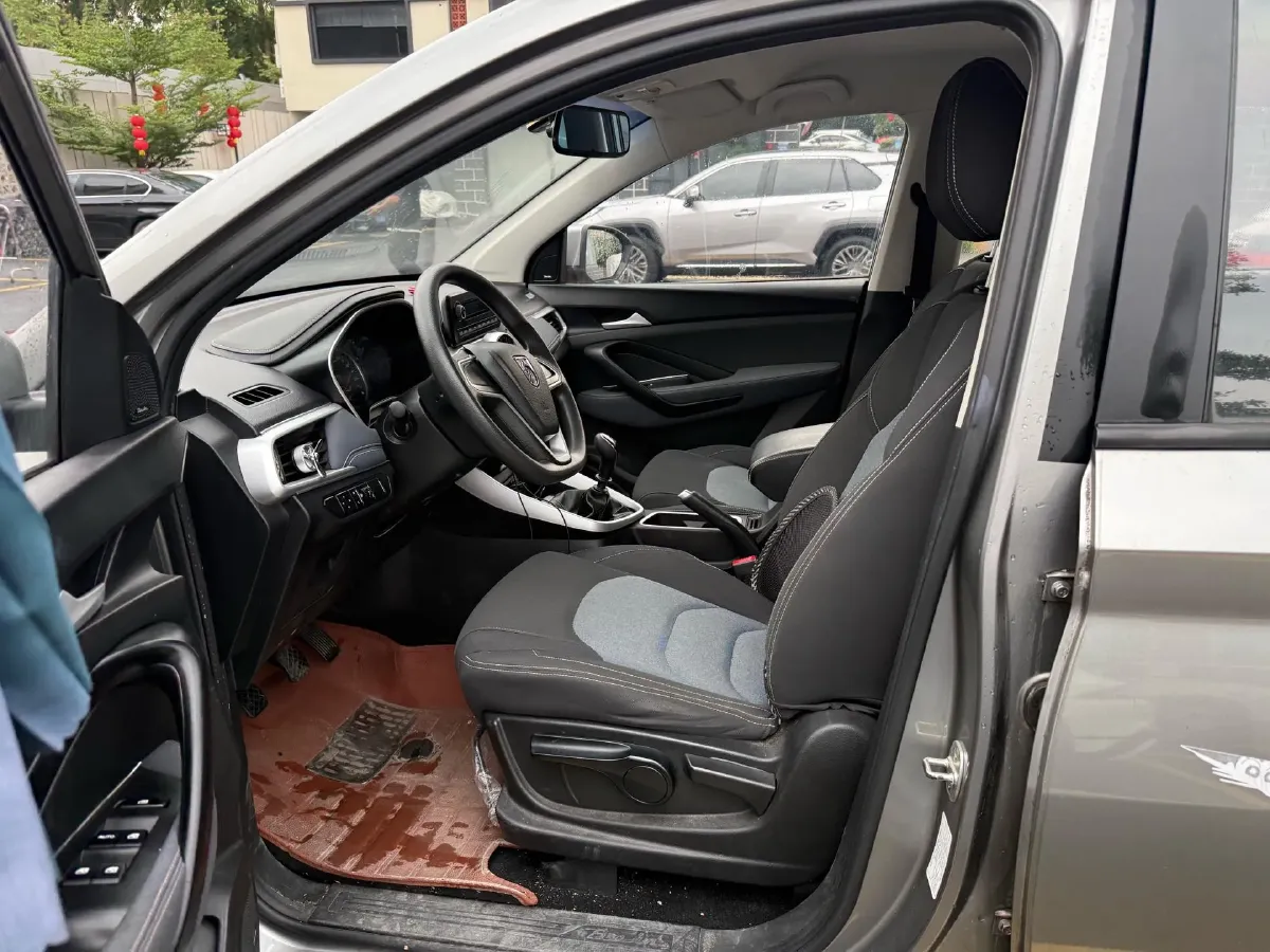 2018 BaoJun 530 1.5T 150HP L4 6MT,autocango,china used car exporter,china ev exporter,chinese used car exporter,chinese used ev exporter