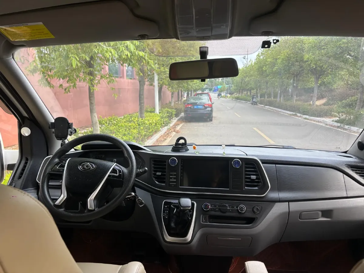 2025 MAXUS XinTu V80 2.0T 147HP L4 6MT,autocango,china used car exporter,china ev exporter,chinese used car exporter,chinese used ev exporter