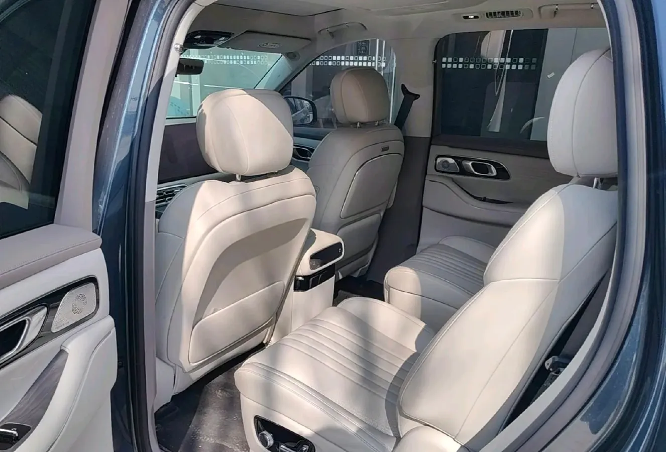 2025 Volkswagen Tiguan L 2.0T 220HP L4 7DCT,autocango,china used car exporter,china ev exporter,chinese used car exporter,chinese used ev exporter