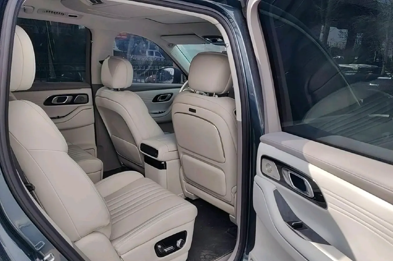 2025 Volkswagen Tiguan L 2.0T 220HP L4 7DCT,autocango,china used car exporter,china ev exporter,chinese used car exporter,chinese used ev exporter