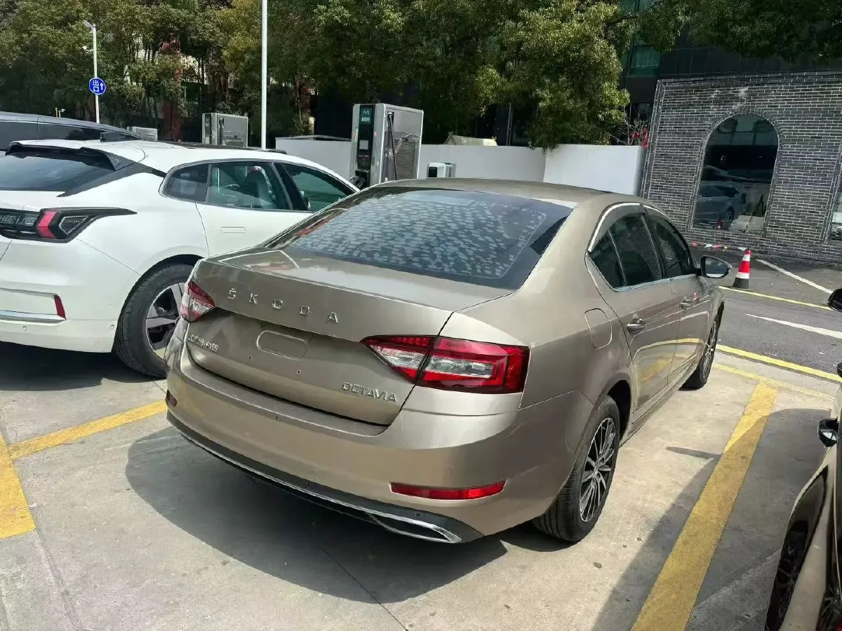 2020 Skoda Octavia 1.5L 113HP L4 6AT,autocango,china used car exporter,china ev exporter,chinese used car exporter,chinese used ev exporter