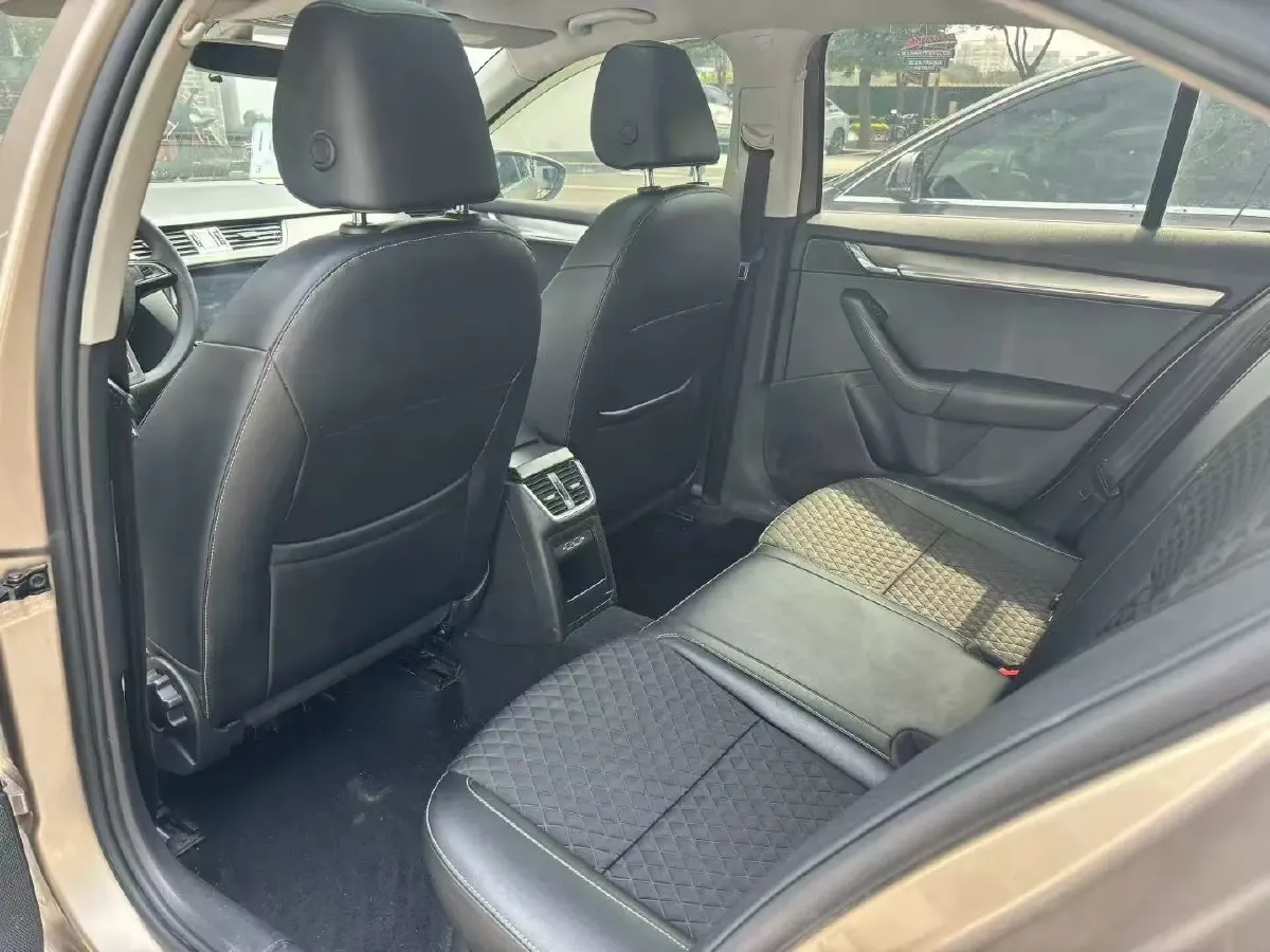 2020 Skoda Octavia 1.5L 113HP L4 6AT,autocango,china used car exporter,china ev exporter,chinese used car exporter,chinese used ev exporter