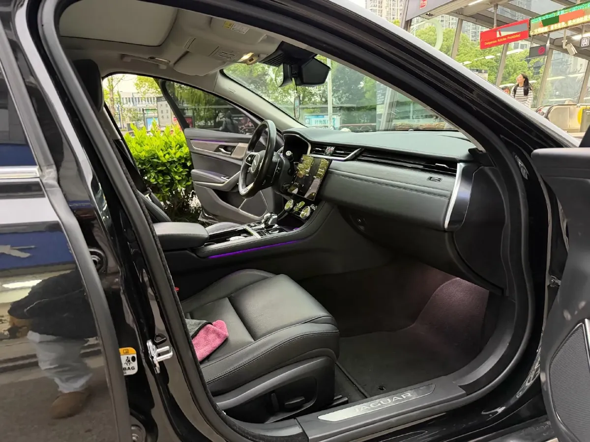 2022 Jaguar XFL 2.0T 200HP L4 8AT,autocango,china used car exporter,china ev exporter,chinese used car exporter,chinese used ev exporter