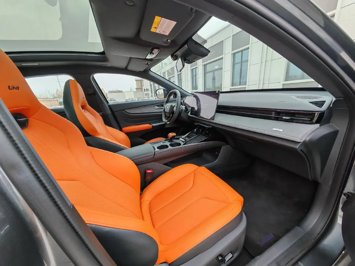 2025 ChangAn UNI-V 2.0T 245HP L4 8AT,autocango,china used car exporter,china ev exporter,chinese used car exporter,chinese used ev exporter